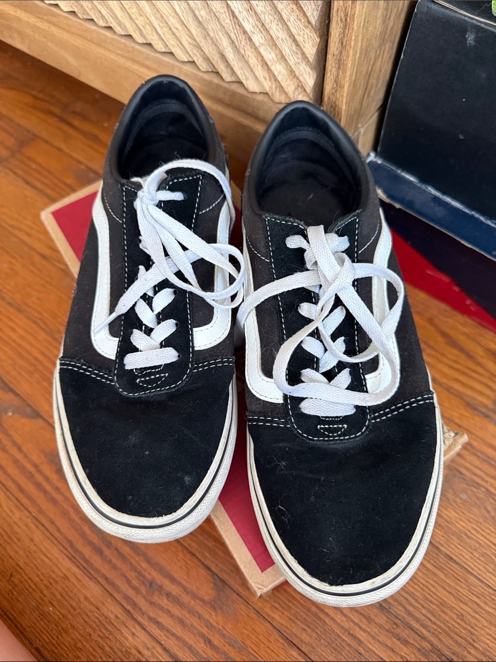 Vans suede Black and White Low-Top Skate Sneakers women size 9.5
